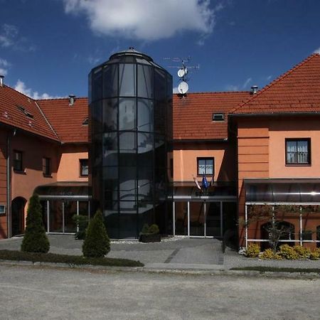 Zamecky Hotel Zlaty Orel Hranice  Exteriör bild
