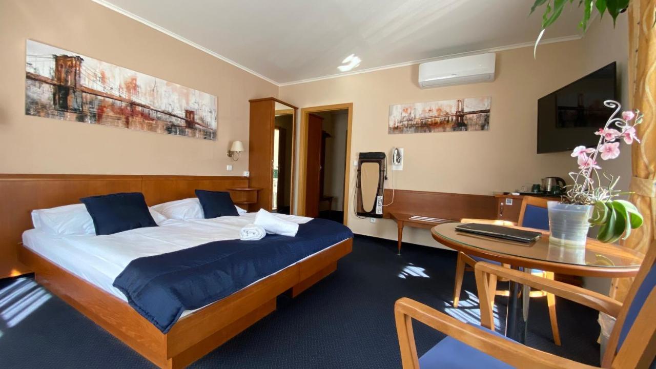 Zamecky Hotel Zlaty Orel Hranice  Exteriör bild