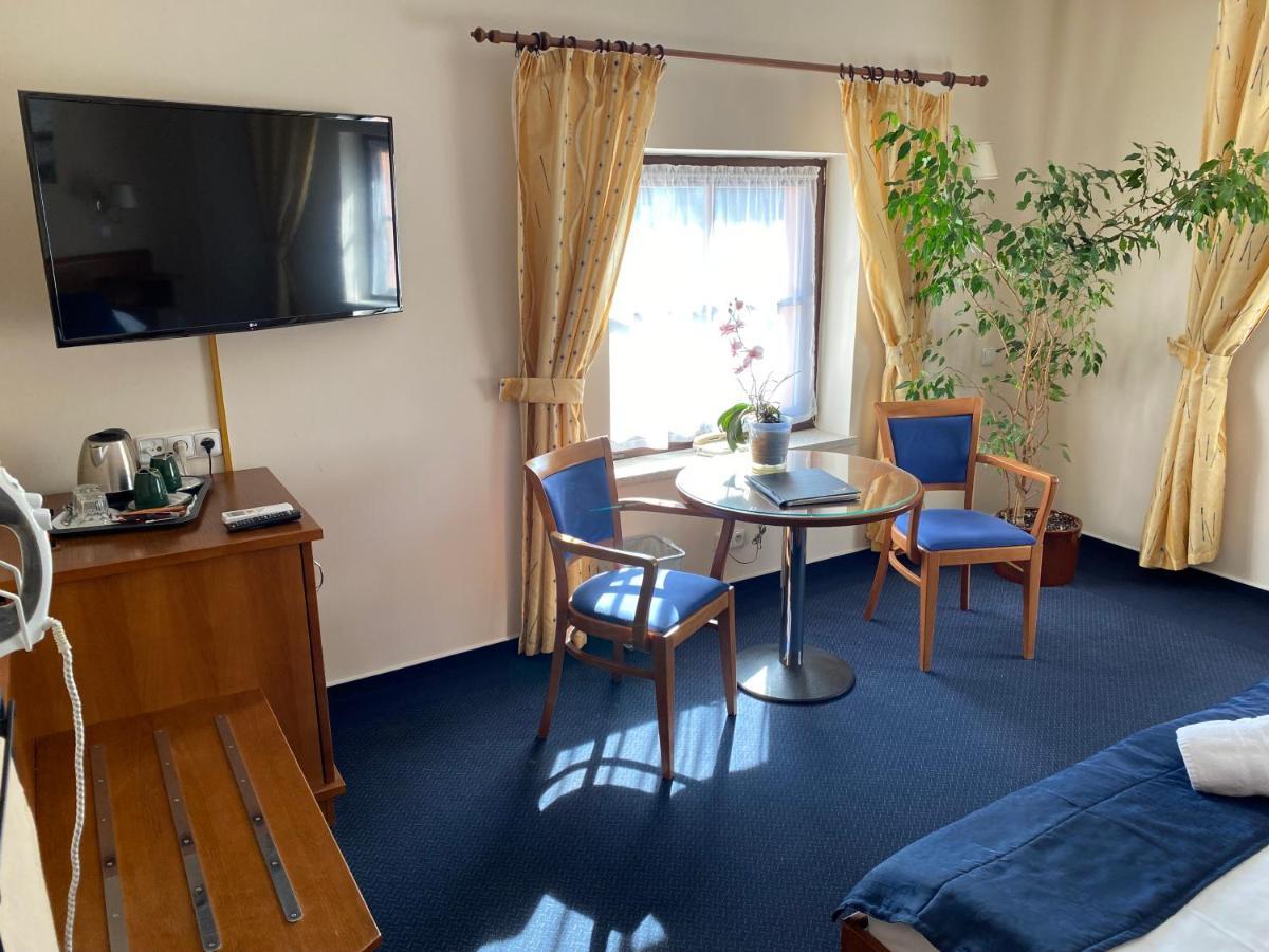 Zamecky Hotel Zlaty Orel Hranice  Exteriör bild