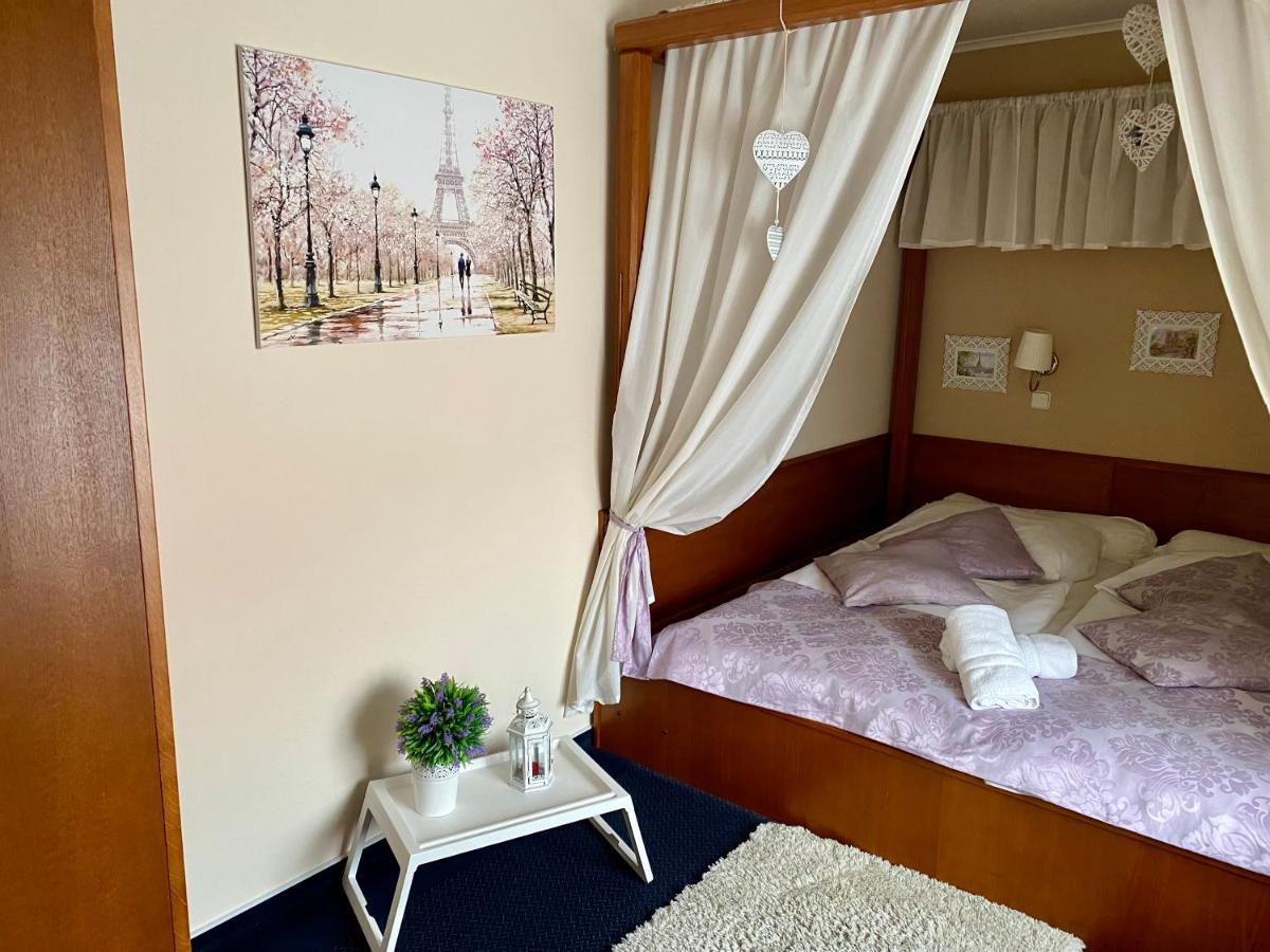 Zamecky Hotel Zlaty Orel Hranice  Exteriör bild