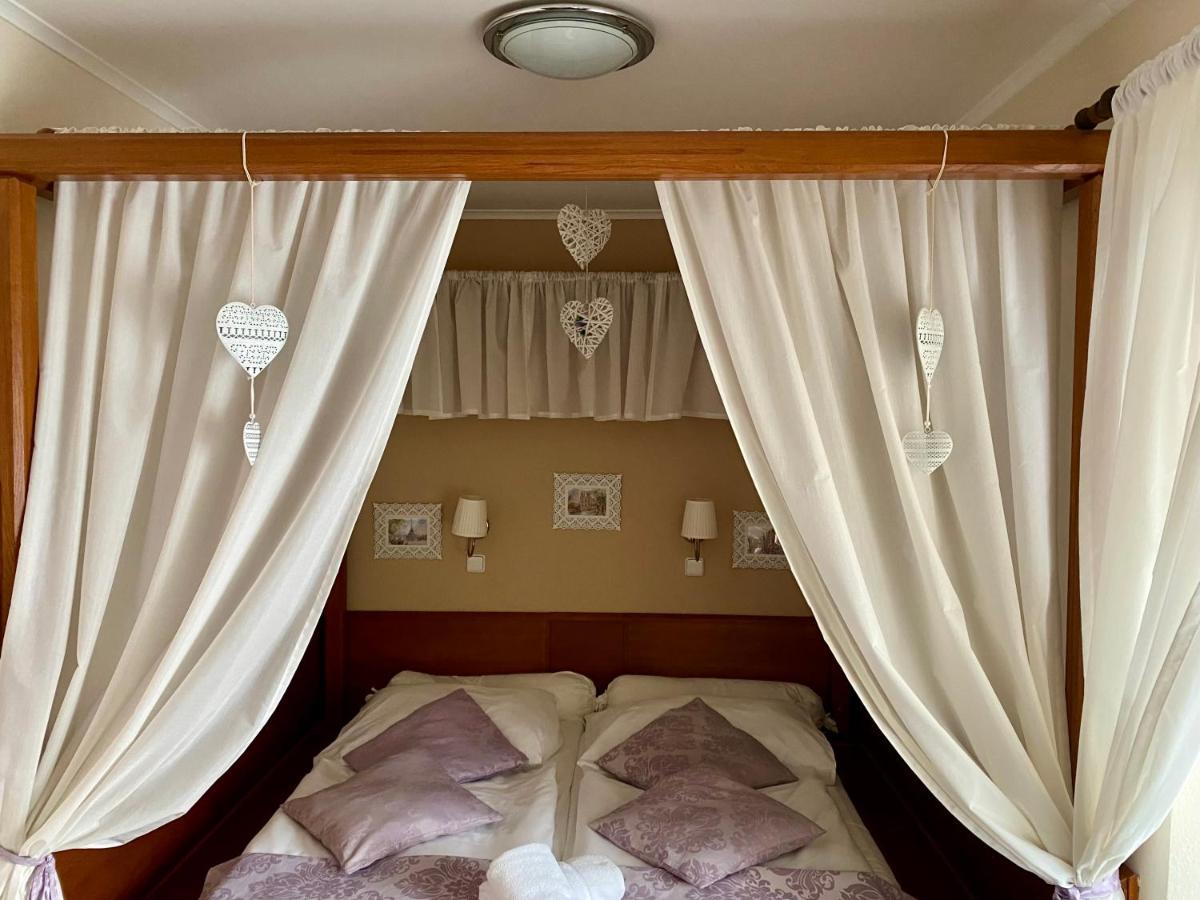 Zamecky Hotel Zlaty Orel Hranice  Exteriör bild