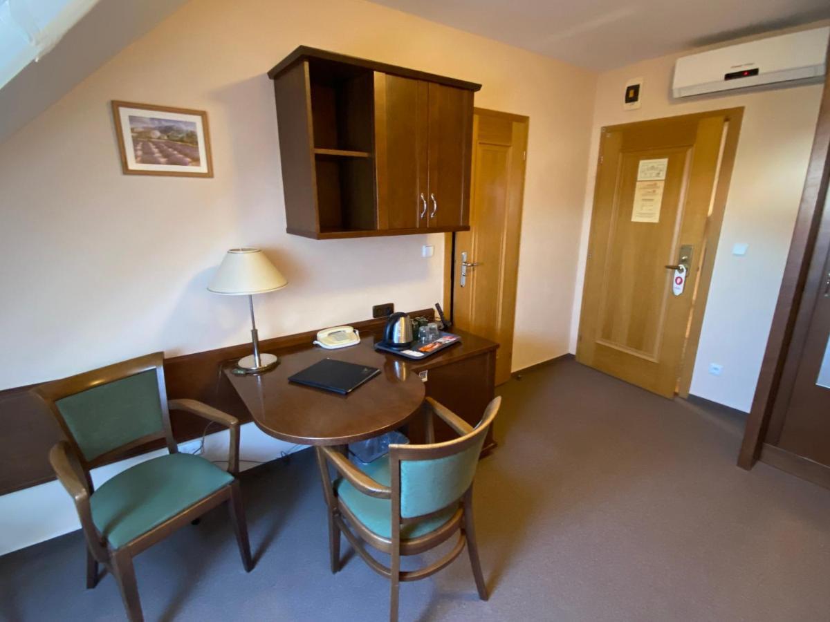 Zamecky Hotel Zlaty Orel Hranice  Exteriör bild
