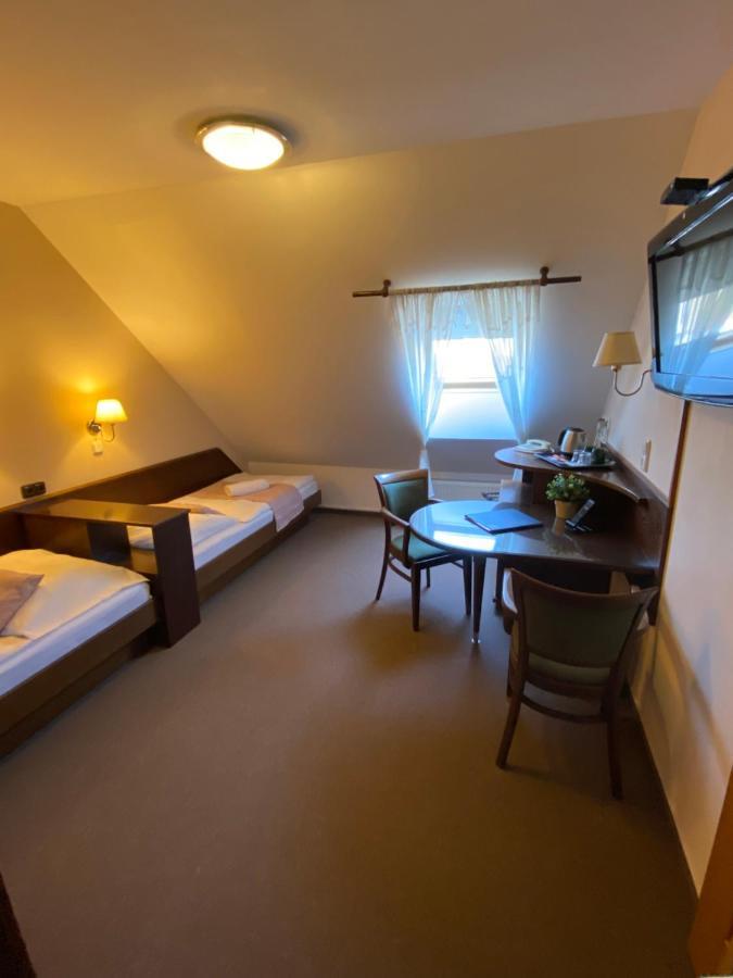 Zamecky Hotel Zlaty Orel Hranice  Exteriör bild