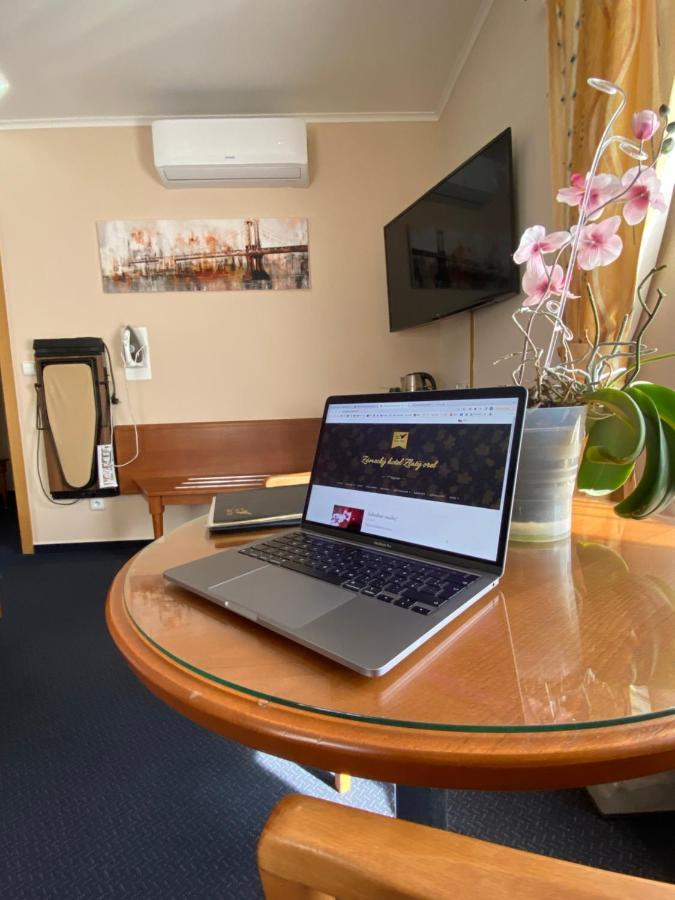Zamecky Hotel Zlaty Orel Hranice  Exteriör bild