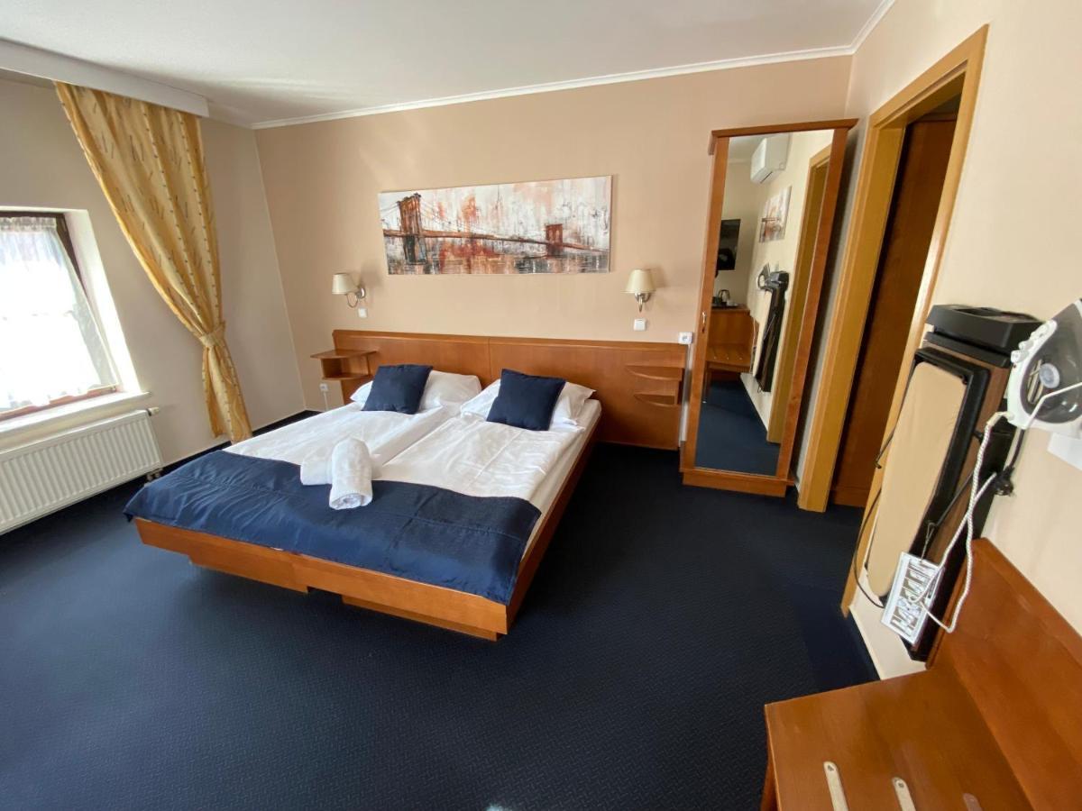 Zamecky Hotel Zlaty Orel Hranice  Exteriör bild