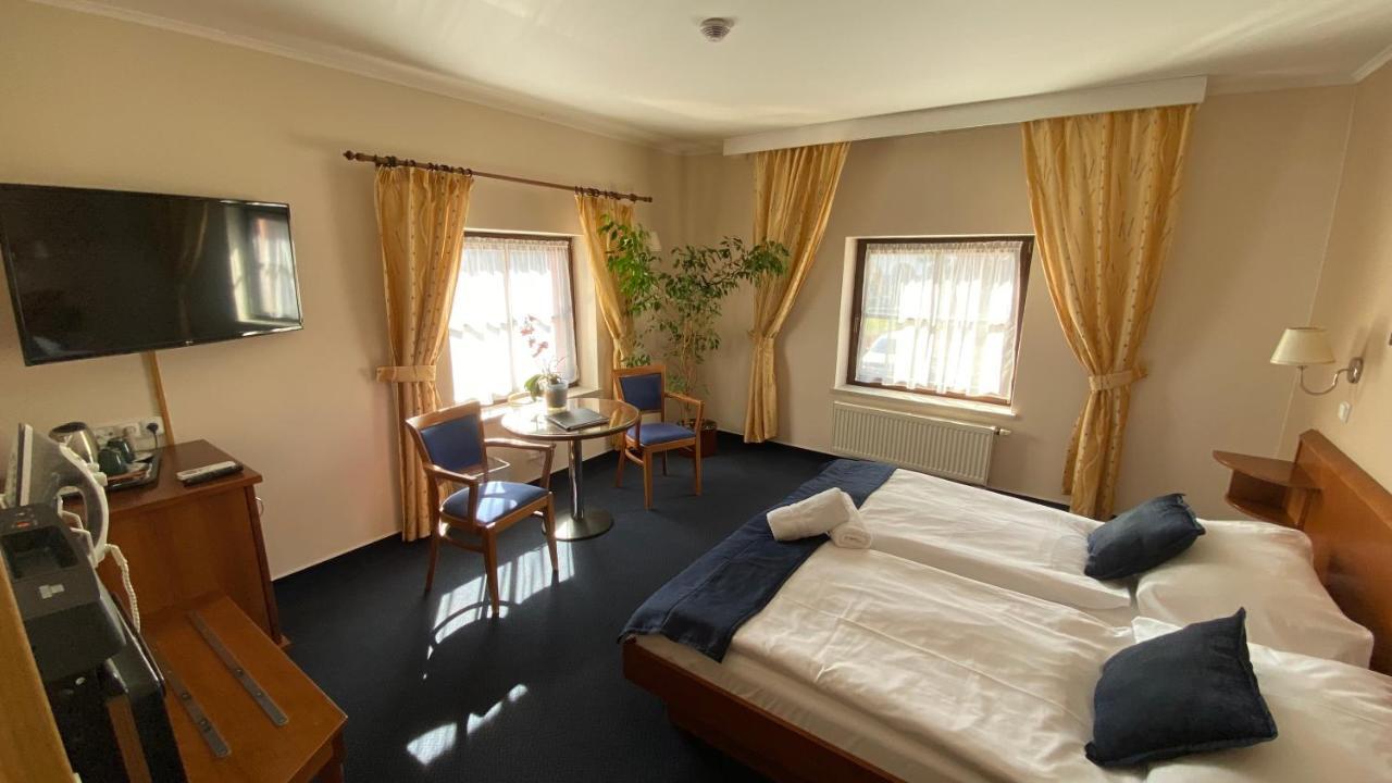 Zamecky Hotel Zlaty Orel Hranice  Exteriör bild