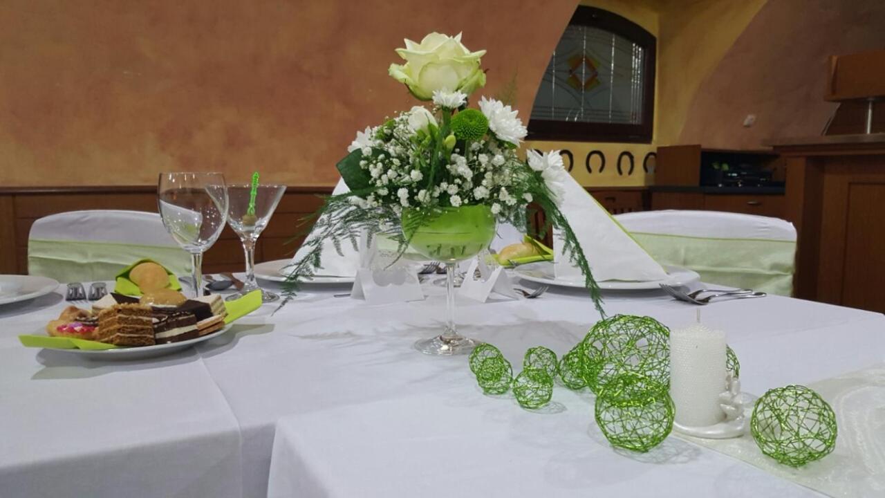 Zamecky Hotel Zlaty Orel Hranice  Exteriör bild