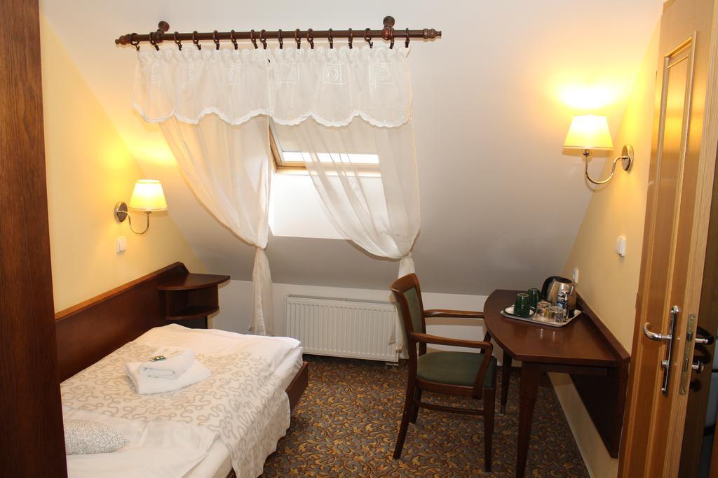 Zamecky Hotel Zlaty Orel Hranice  Exteriör bild
