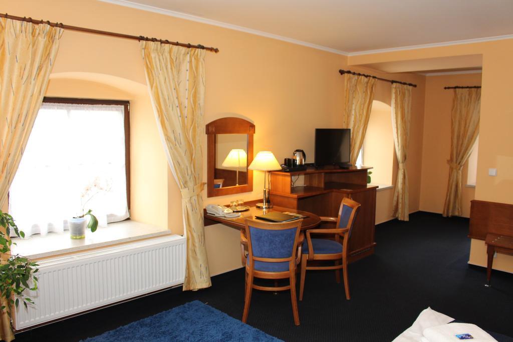 Zamecky Hotel Zlaty Orel Hranice  Exteriör bild