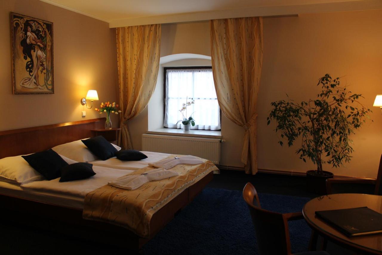 Zamecky Hotel Zlaty Orel Hranice  Exteriör bild