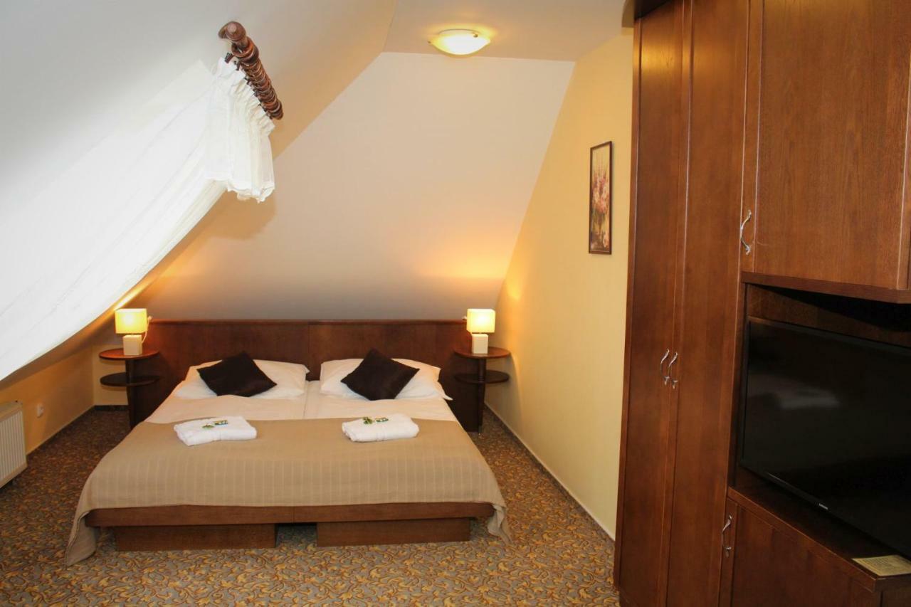 Zamecky Hotel Zlaty Orel Hranice  Exteriör bild